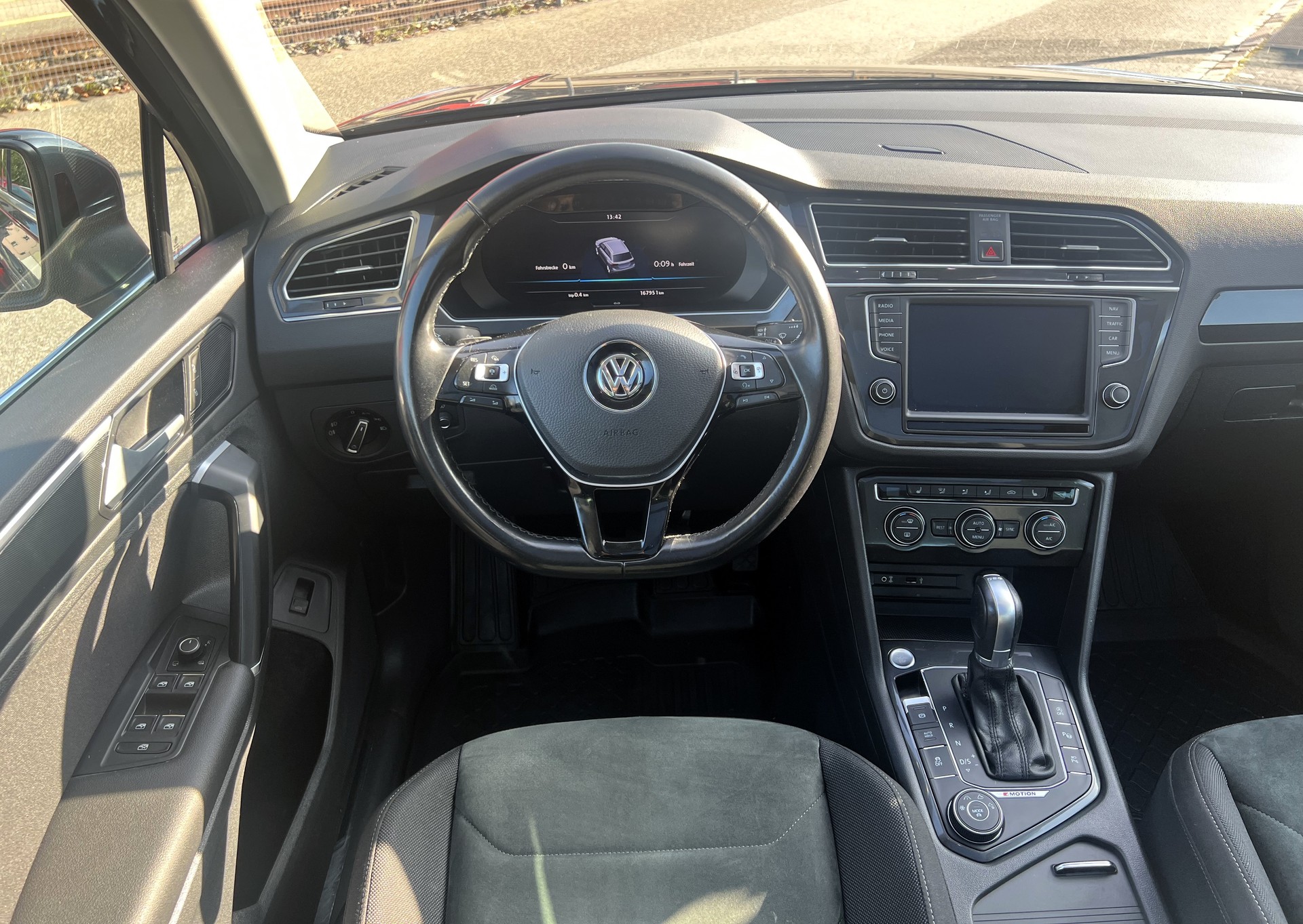 VW Tiguan 2.0 TDI SCR Highline 4Motion DSG-image-15