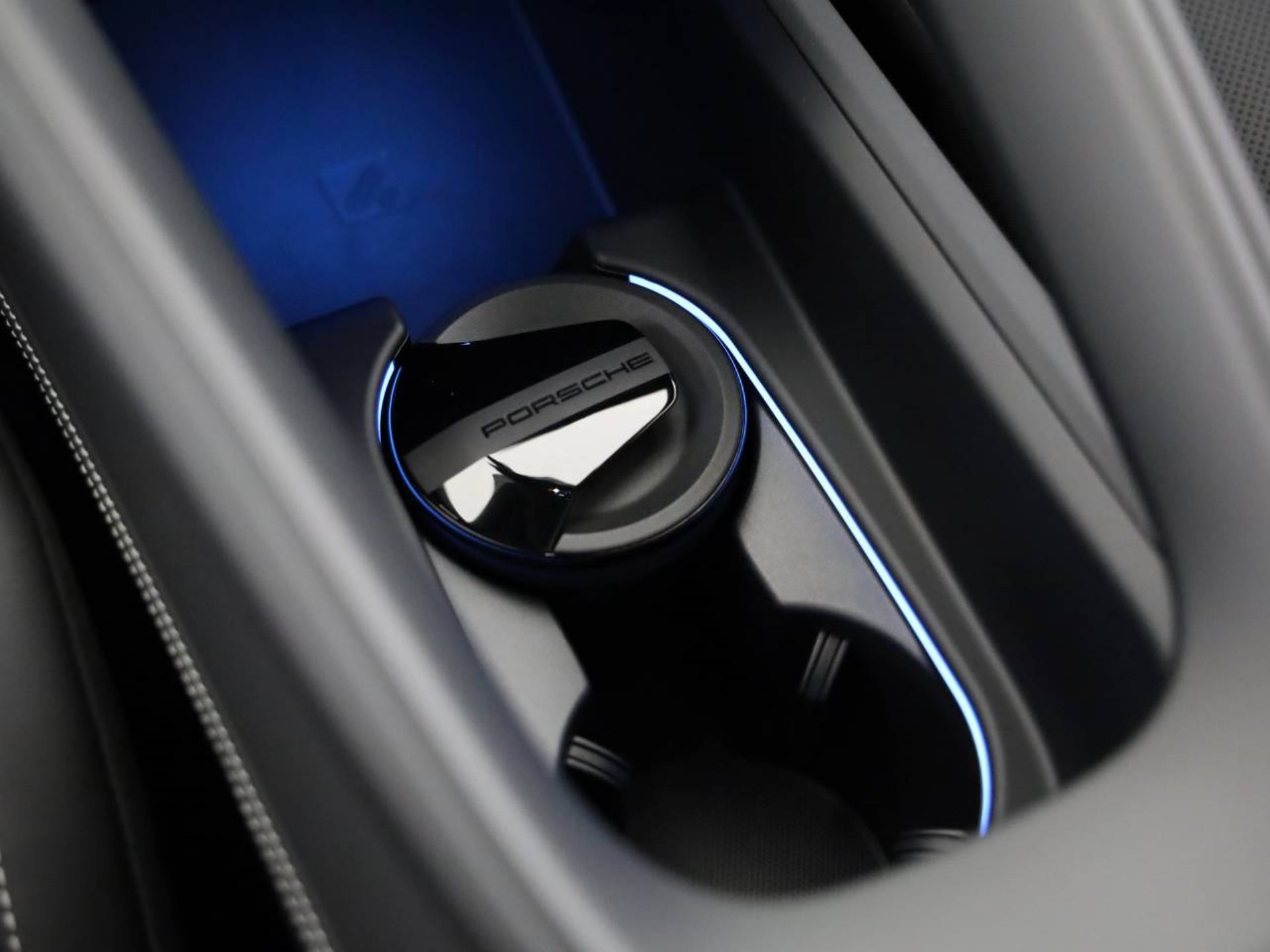 PORSCHE Macan 4-image-13