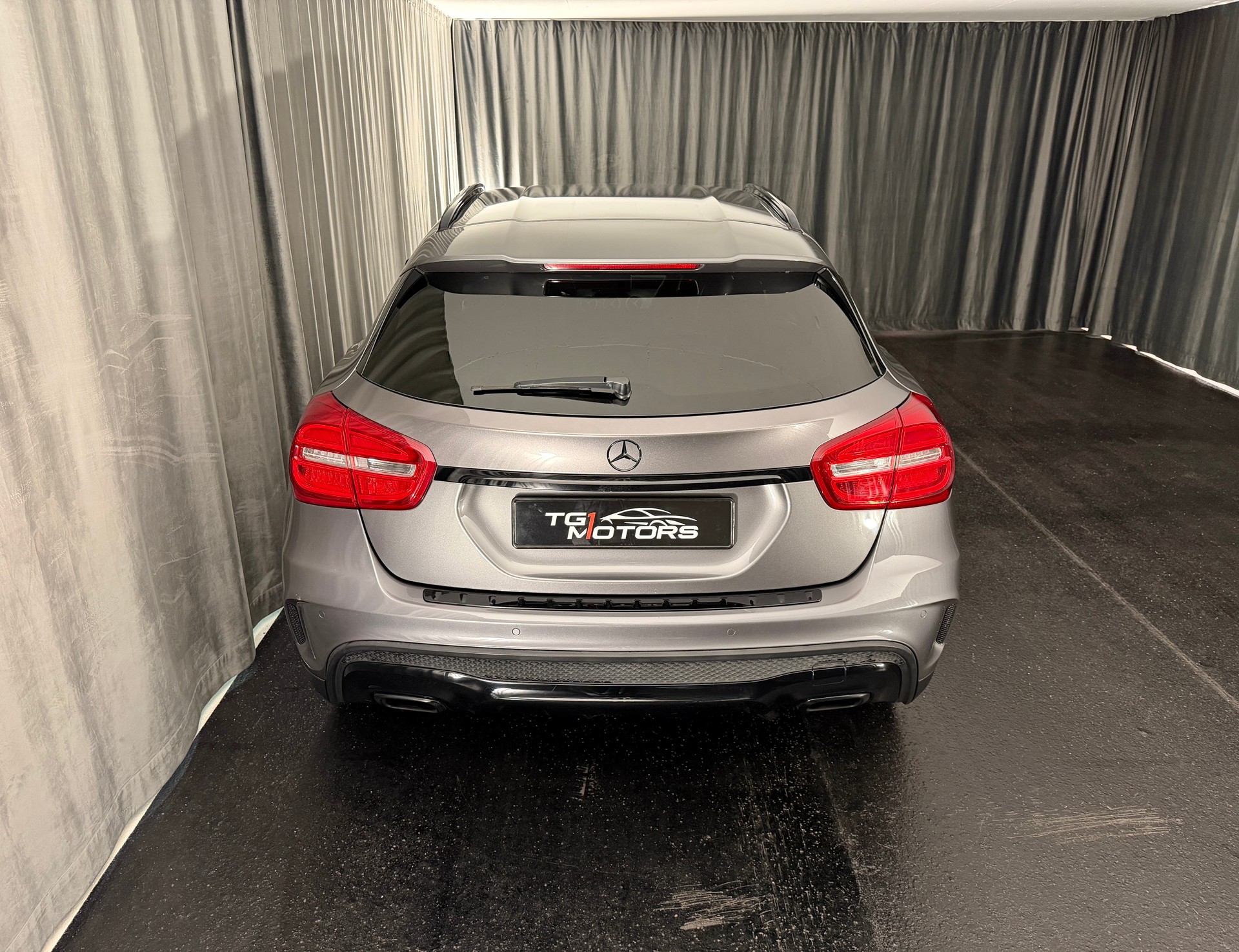 MERCEDES-BENZ GLA 200 AMG Line 7G-DCT-image-3