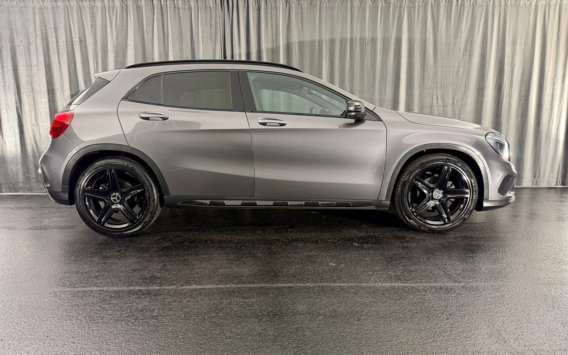 MERCEDES-BENZ GLA 200 AMG Line 7G-DCT-image-4