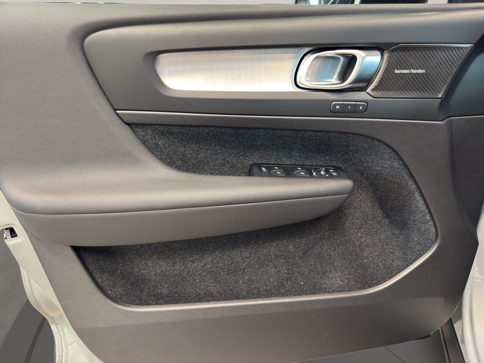 VOLVO XC40 2.0 B4 MH Ultra Dark-image-9