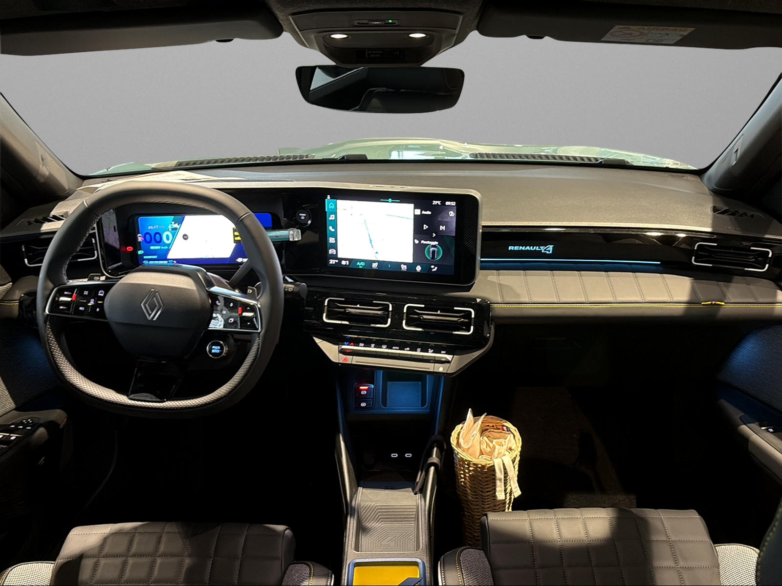 RENAULT R4 E-Tech Comfort Range 52 kWh Iconic-image-9