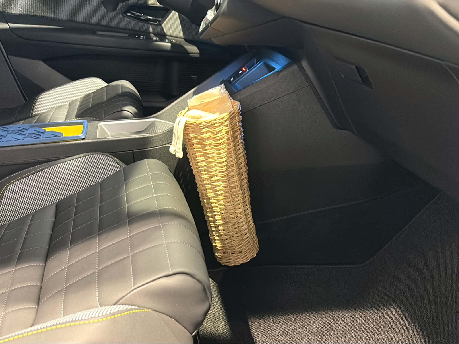 RENAULT R4 E-Tech Comfort Range 52 kWh Iconic-image-12