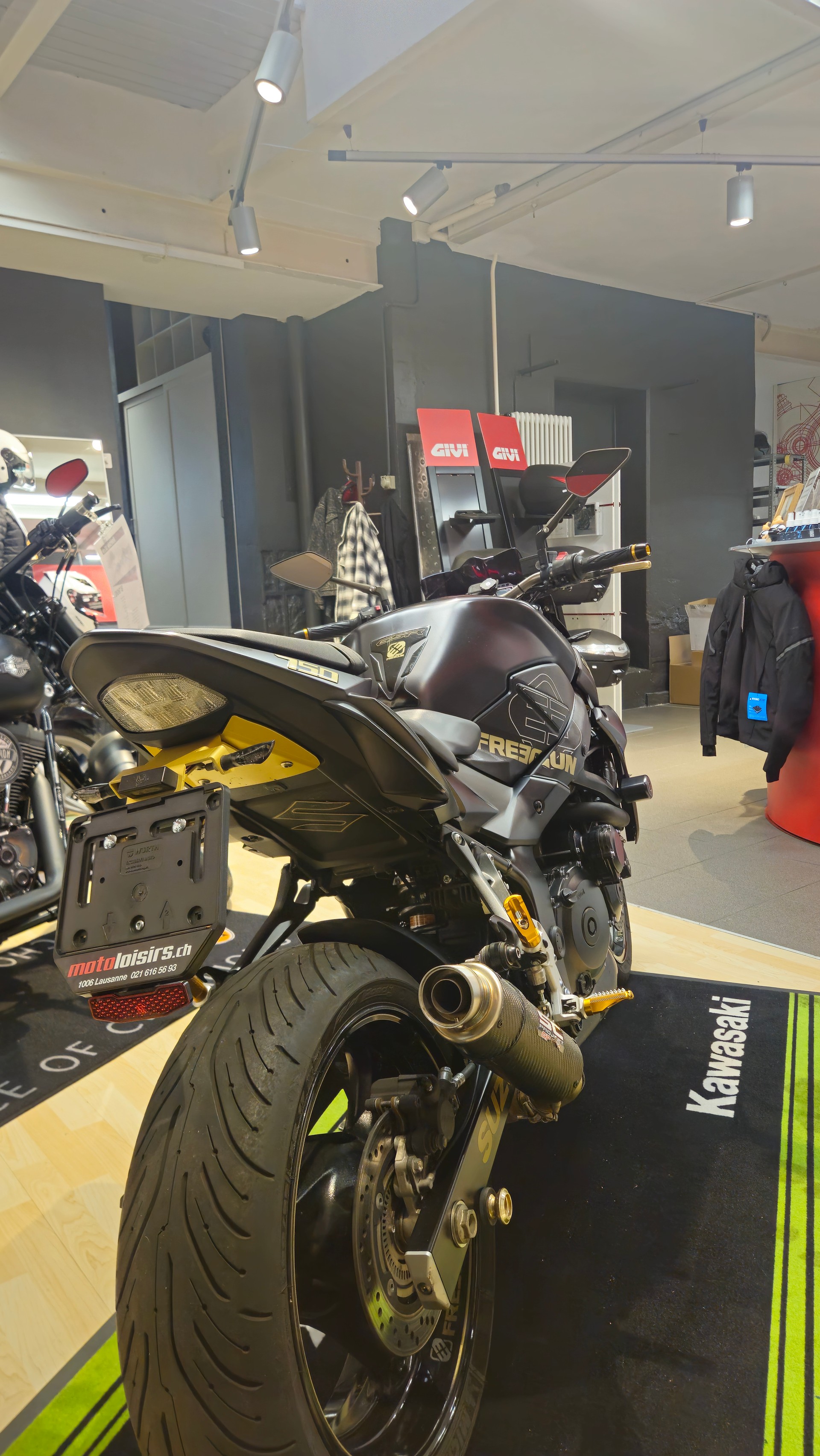 SUZUKI GSR 750 ABS Freegun Gold-image-3