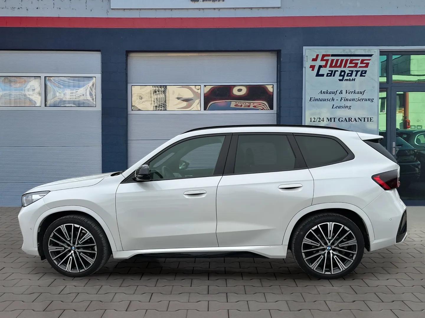 BMW New X1 xDrive 23d 48V M Sport mit AHK & Panoramadach-image-4