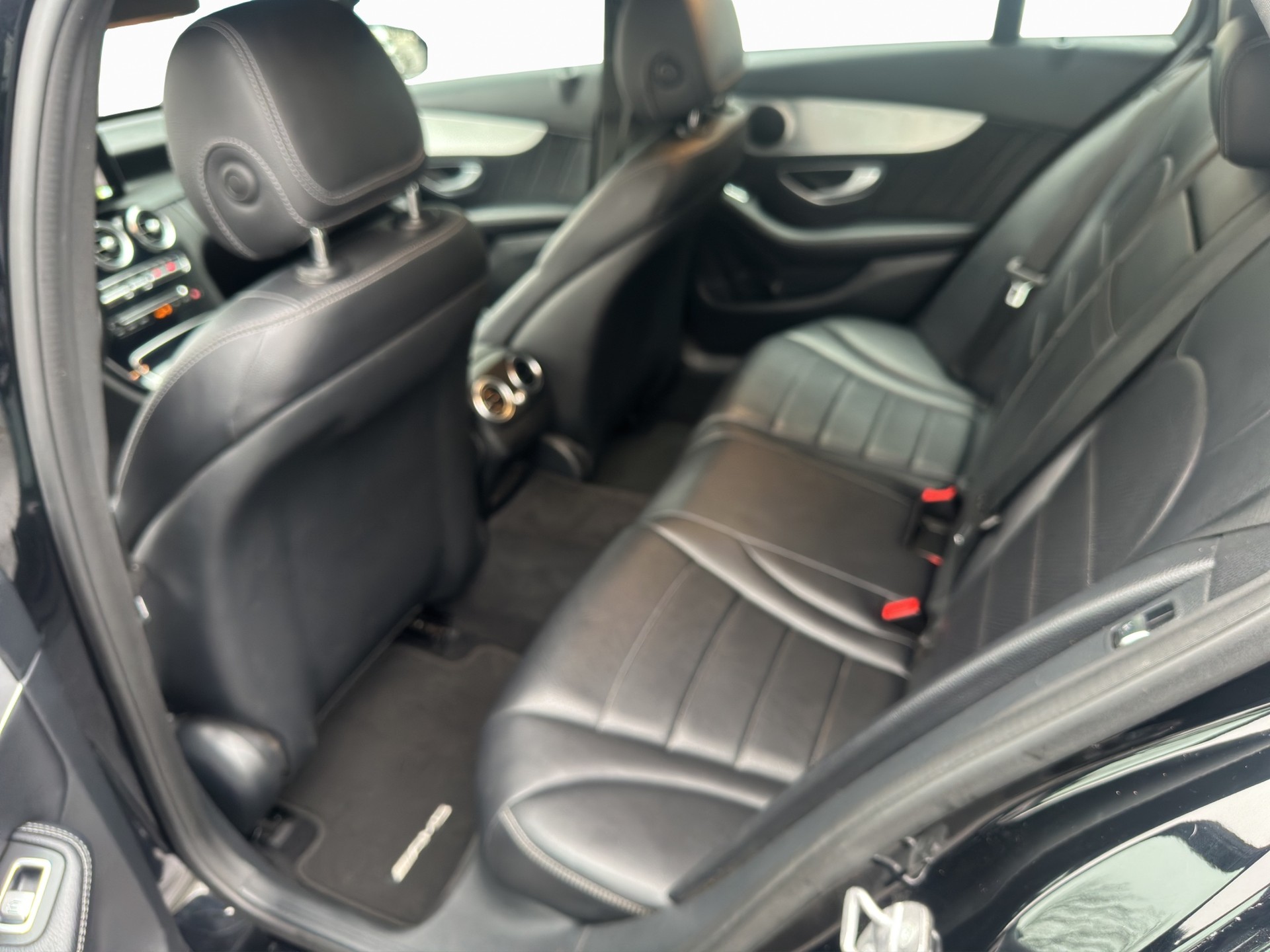 MERCEDES-BENZ C 200 AMG Line 4Matic 7G-Tronic-image-9