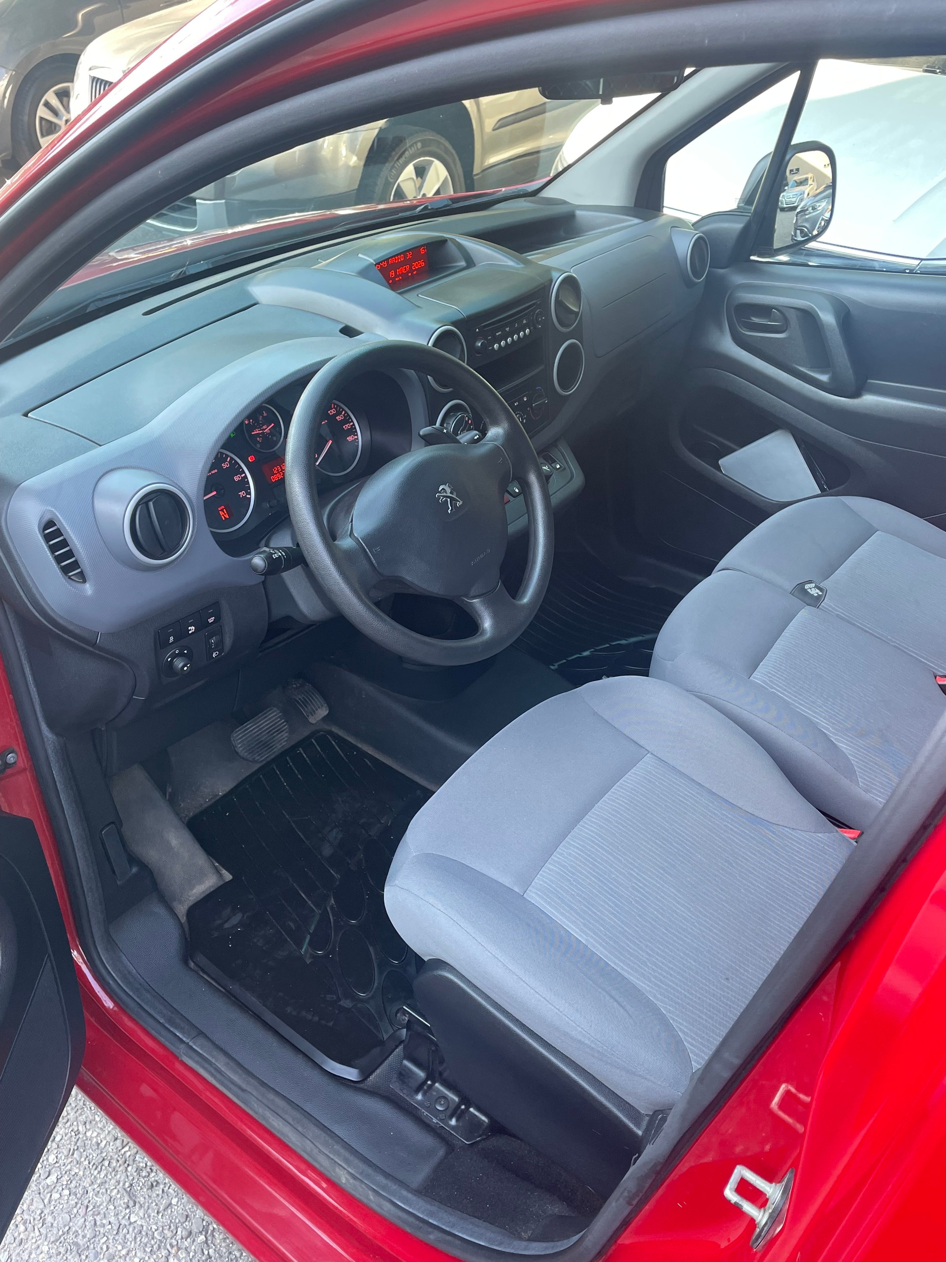 PEUGEOT Partner 1.6 e-HDI Urban Pack-image-6