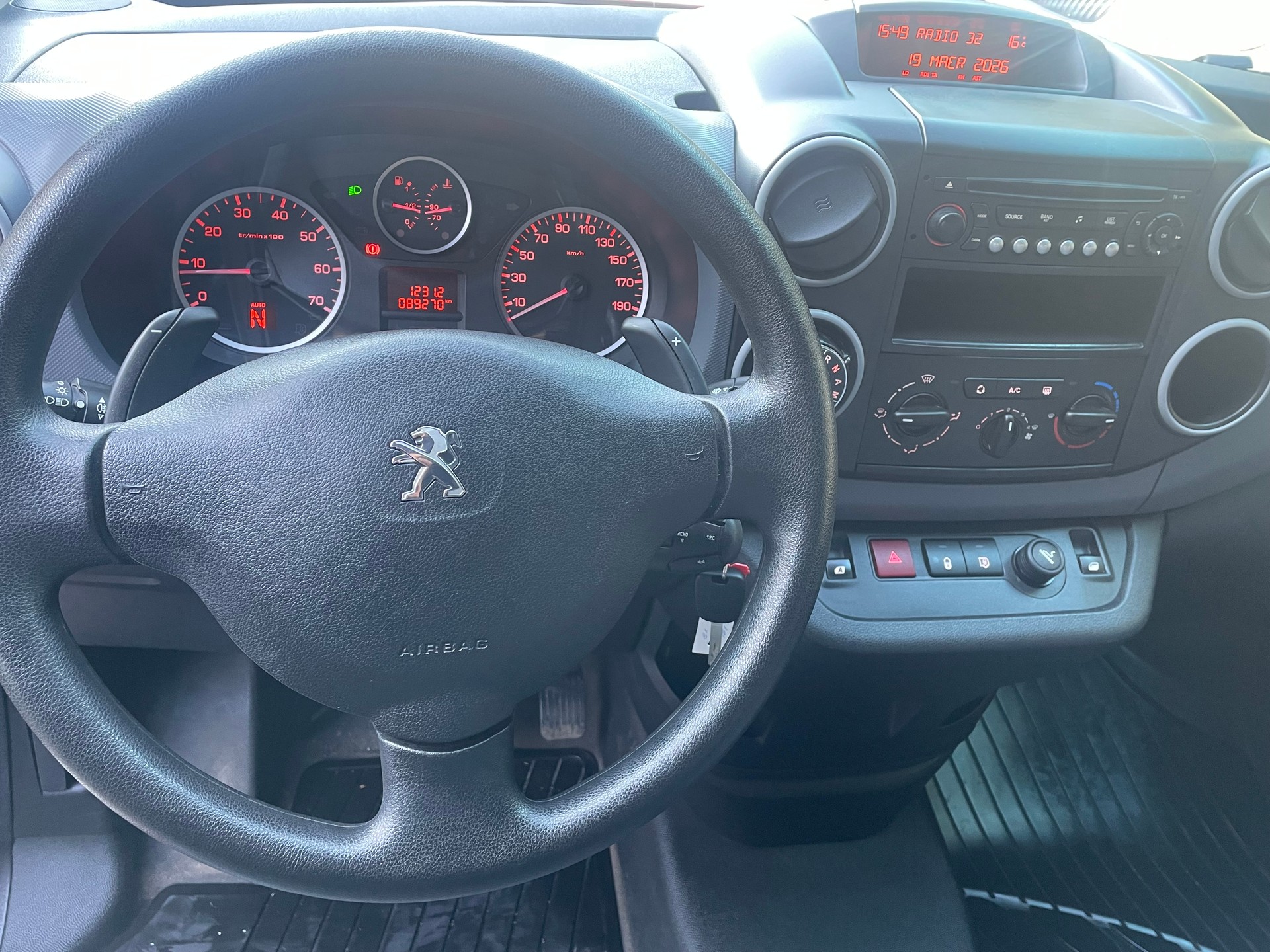PEUGEOT Partner 1.6 e-HDI Urban Pack-image-10