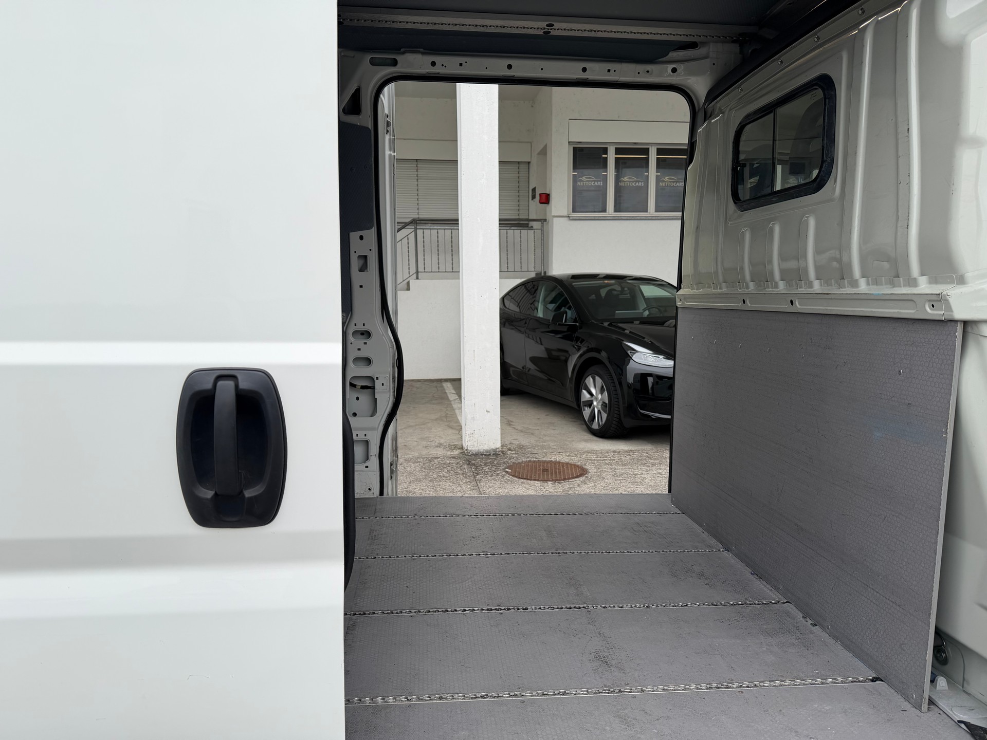 PEUGEOT Boxer 2.0 HDI 335 Active L2H2-image-15