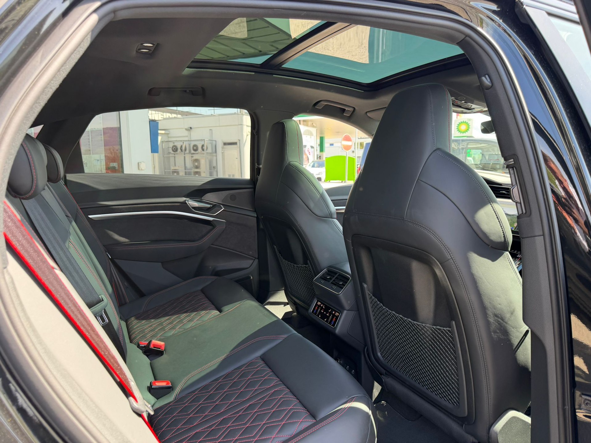 AUDI Q8 55 e-tron Black Edition quattro-image-11