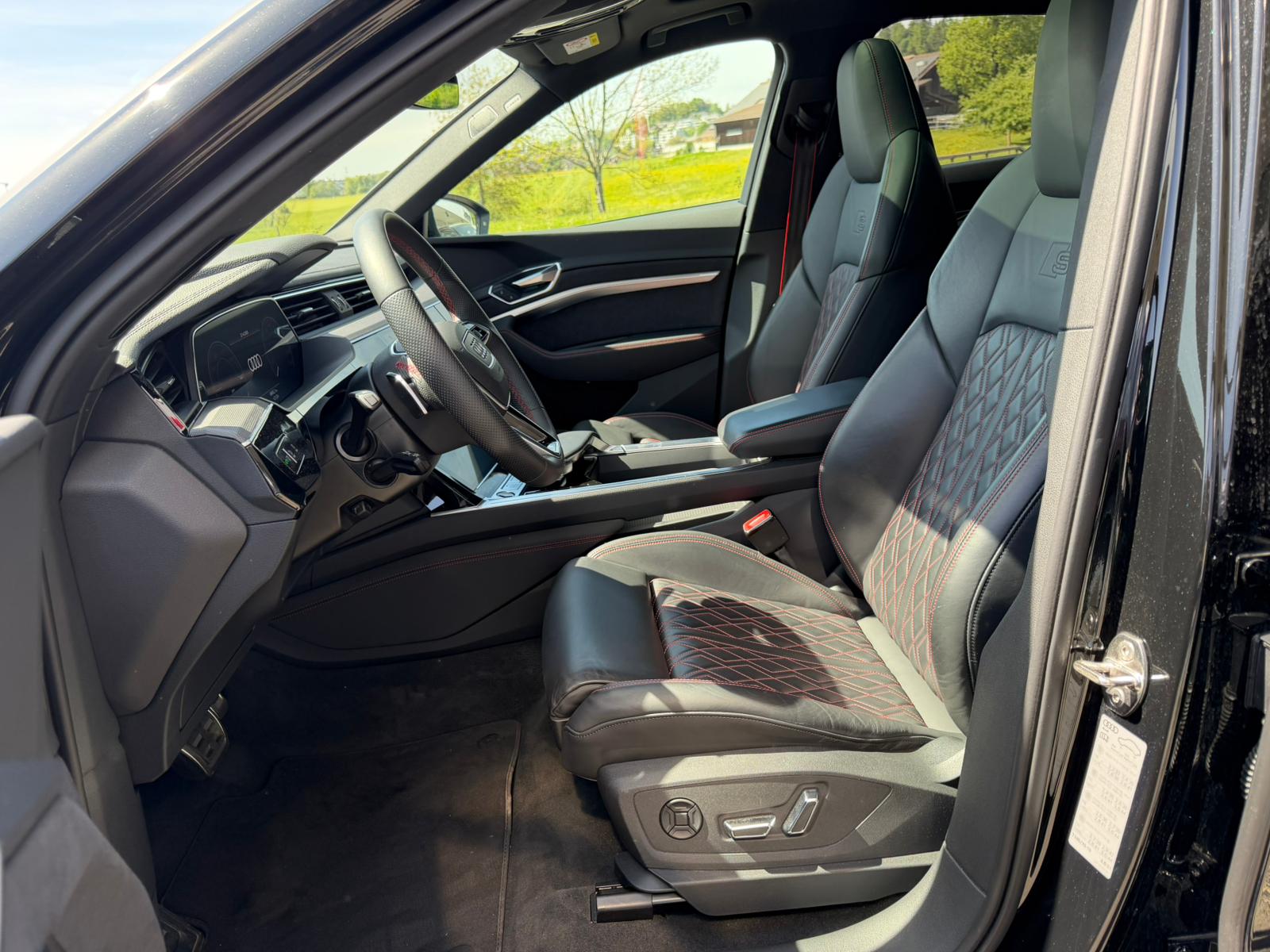 AUDI Q8 55 e-tron Black Edition quattro-image-8