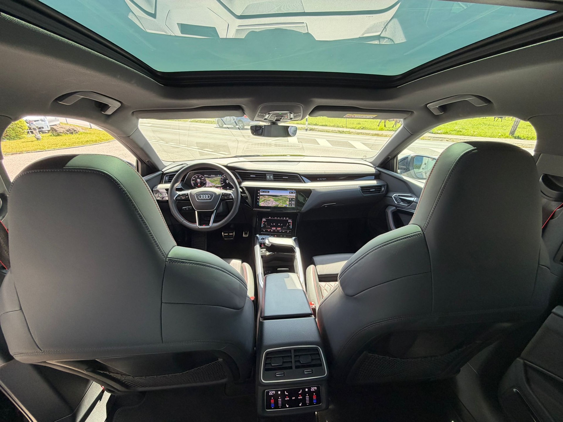 AUDI Q8 55 e-tron Black Edition quattro-image-10