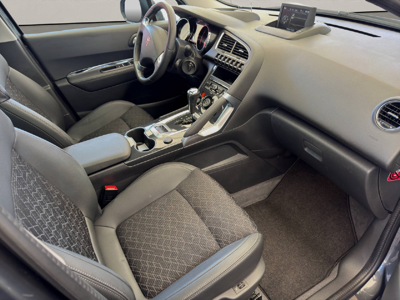 PEUGEOT 3008 1.6 BlueHDi Allure Automat-image-11