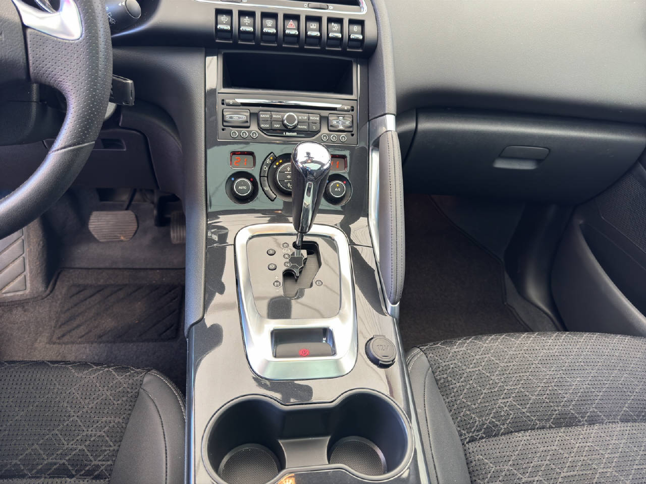 PEUGEOT 3008 1.6 BlueHDi Allure Automat-image-16
