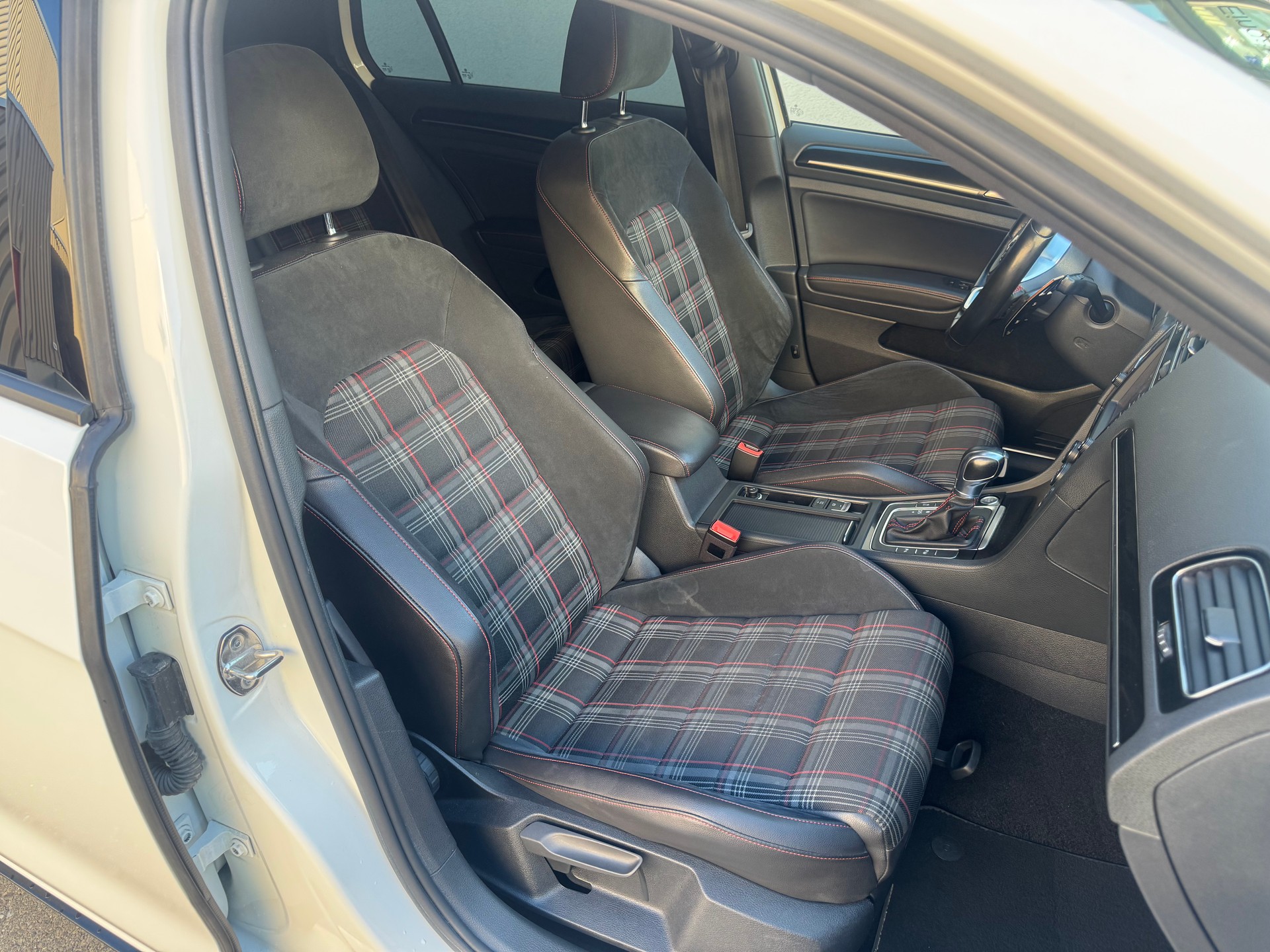 VW Golf 2.0 TSI GTI Performance DSG-image-8