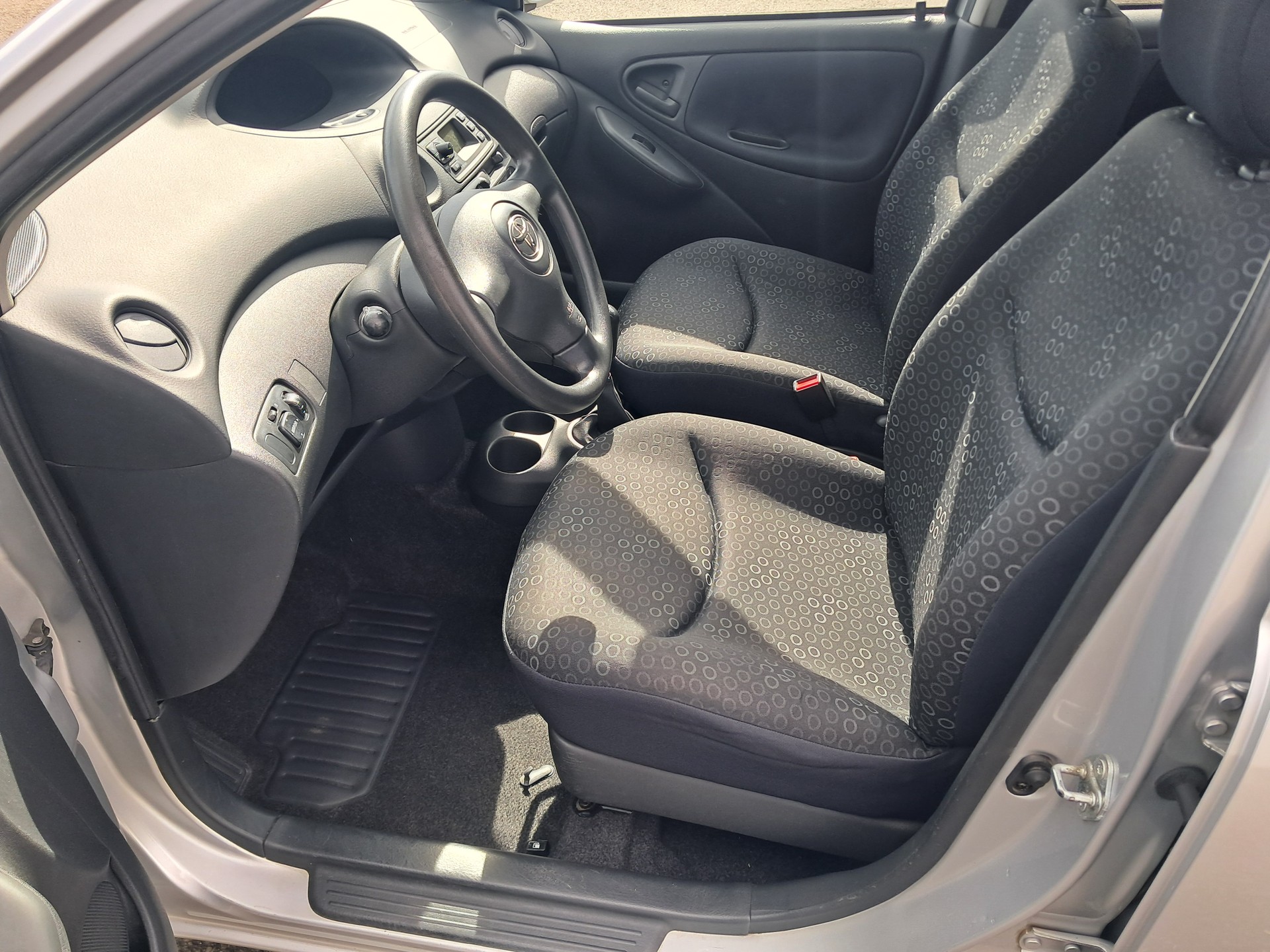TOYOTA Yaris 1.3 Linea Sol-image-5