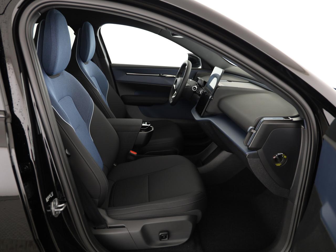 VOLVO EX30 E60 Twin Ultra Performance Sw. Black Ed. AWD-image-9