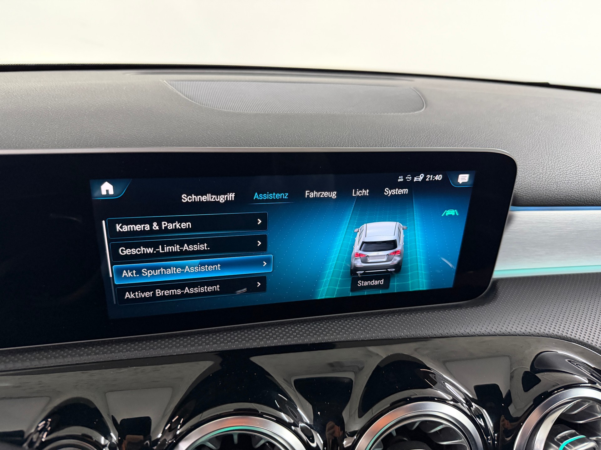MERCEDES-BENZ A 200 AMG Line Cosmos Black Metallic 7G-DCT / RF-Kamera / Keyless Go / Leder / Ambientebeleuchtung / Premium-Paket /-image-15