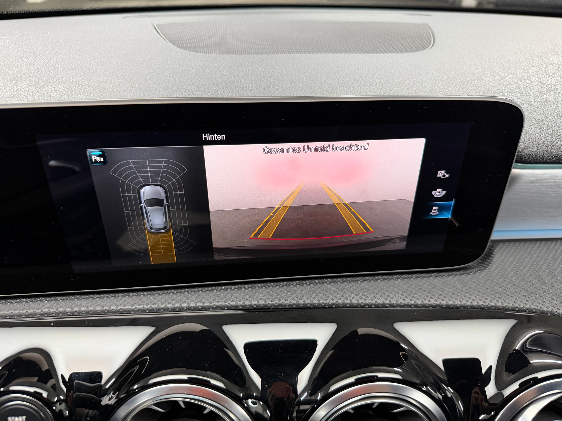MERCEDES-BENZ A 200 AMG Line Cosmos Black Metallic 7G-DCT / RF-Kamera / Keyless Go / Leder / Ambientebeleuchtung / Premium-Paket /-image-12