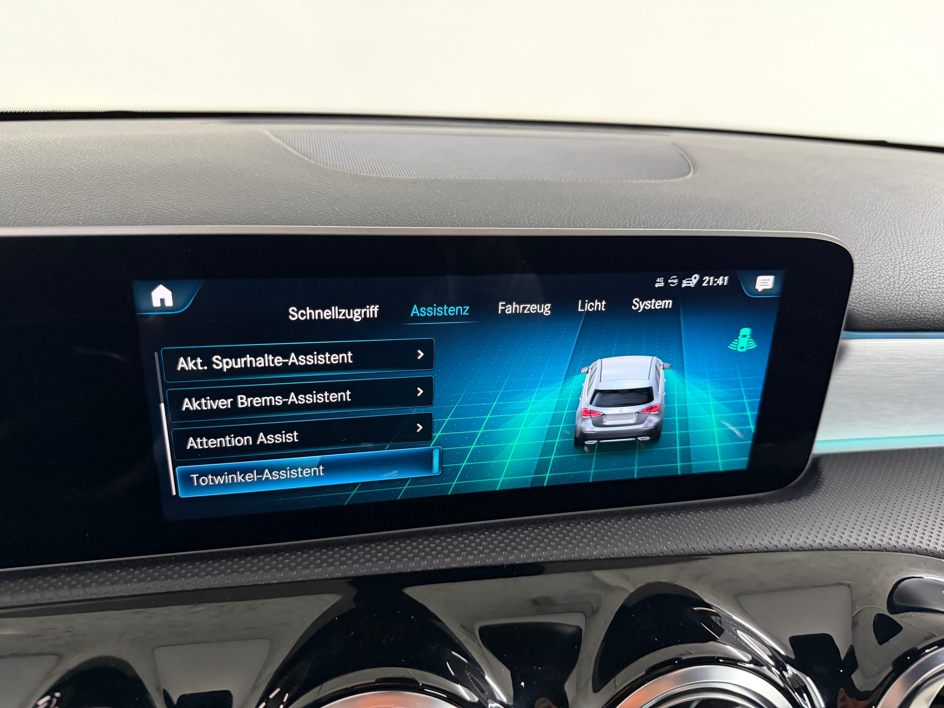 MERCEDES-BENZ A 200 AMG Line Cosmos Black Metallic 7G-DCT / RF-Kamera / Keyless Go / Leder / Ambientebeleuchtung / Premium-Paket /-image-16