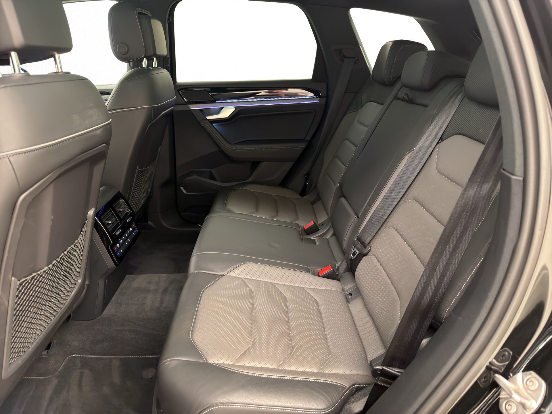 VW Touareg 3.0 V6 TDI R-Line Black Style-image-11