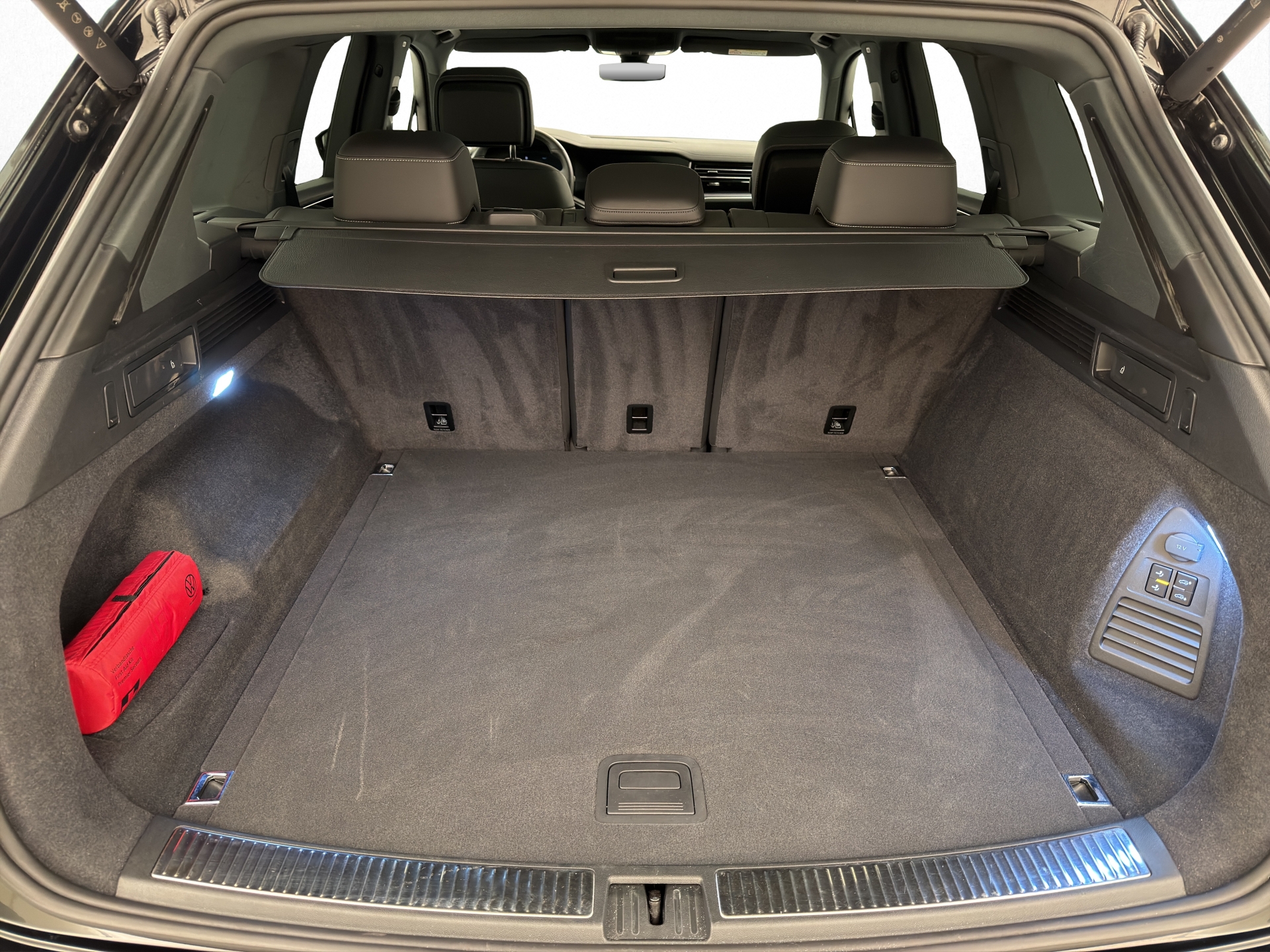 VW Touareg 3.0 V6 TDI R-Line Black Style-image-12
