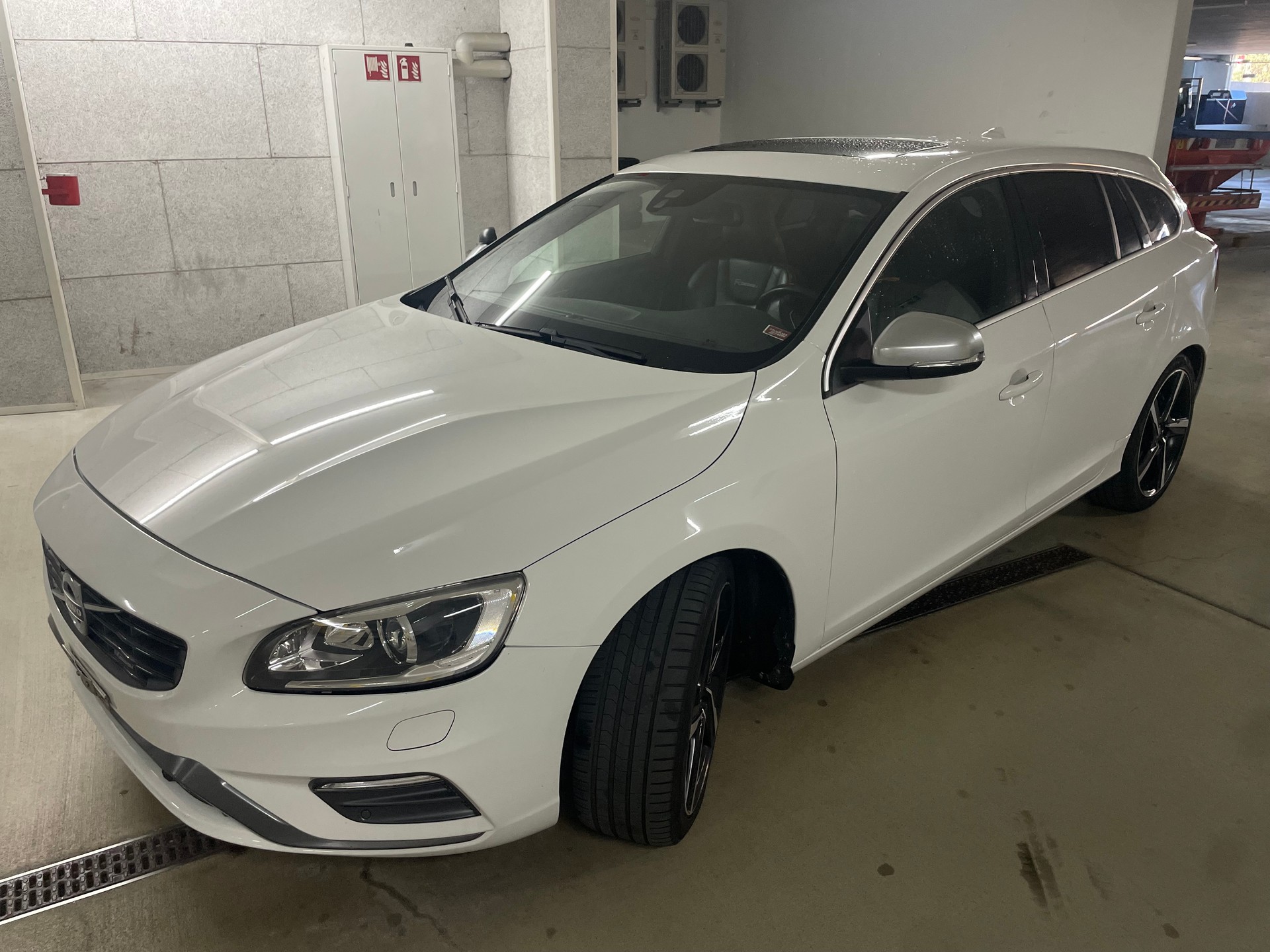 VOLVO D4 AWD R-Design-image-0