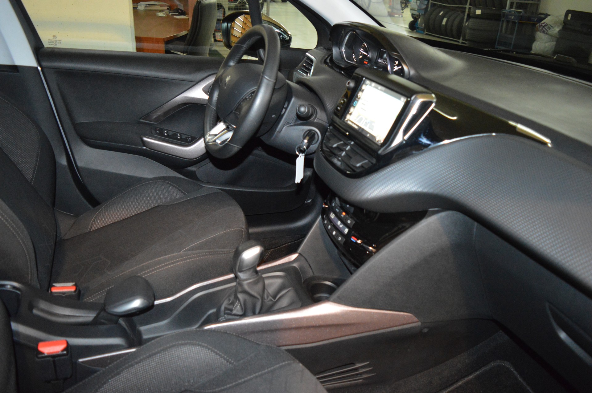 PEUGEOT 2008 1.2 PureTech Style-image-11