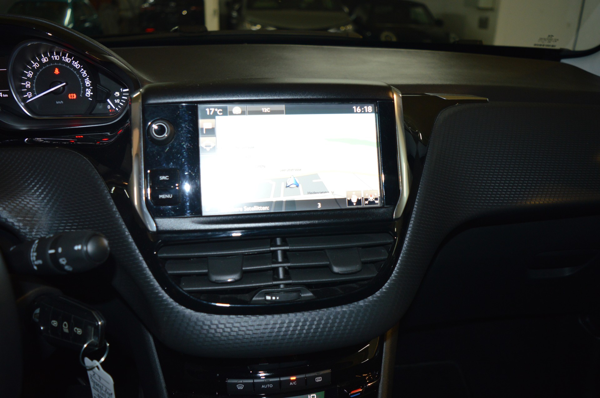 PEUGEOT 2008 1.2 PureTech Style-image-14