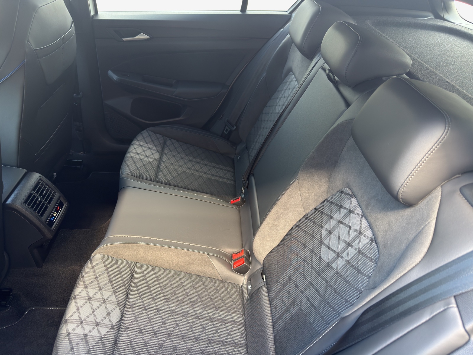VW Golf 1.5 e TSI mHEV R-Line DSG-image-11