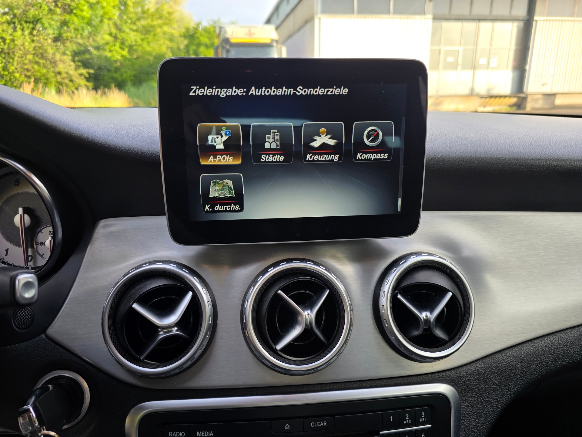 MERCEDES-BENZ GLA 250 Style 4Matic 7G-DCT-image-22