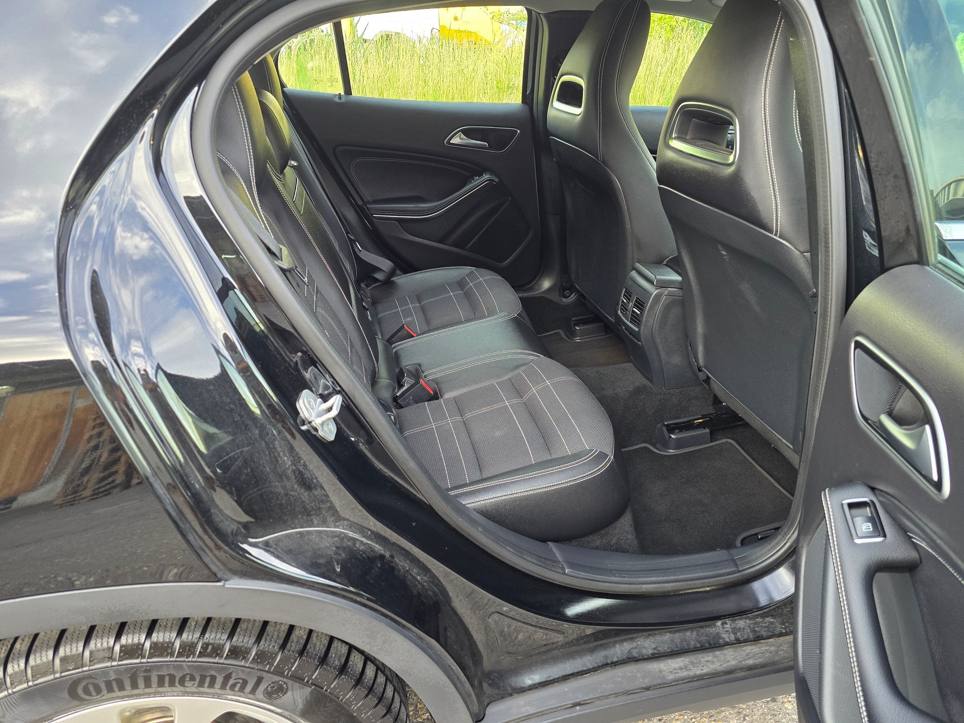 MERCEDES-BENZ GLA 250 Style 4Matic 7G-DCT-image-11