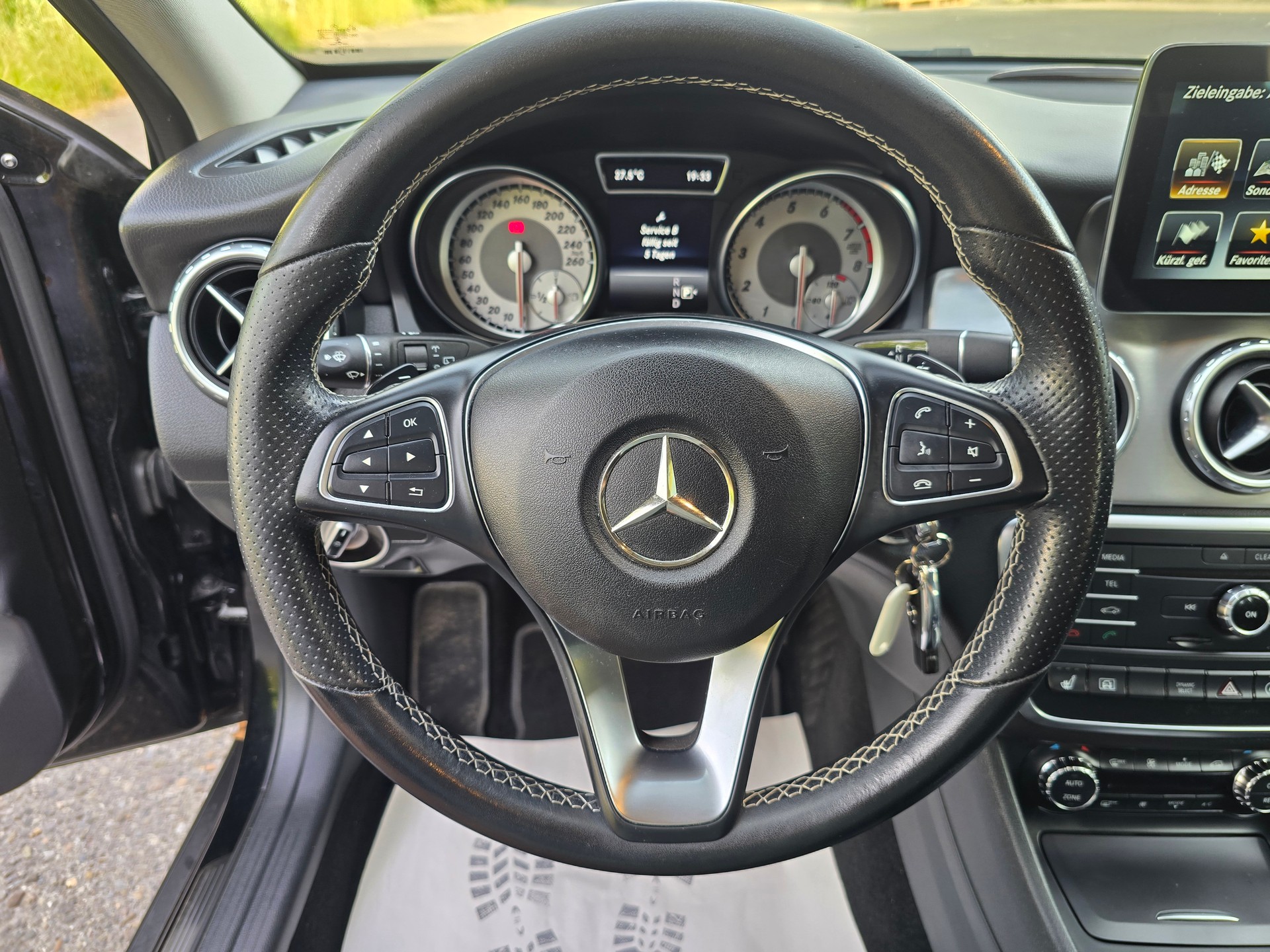 MERCEDES-BENZ GLA 250 Style 4Matic 7G-DCT-image-17