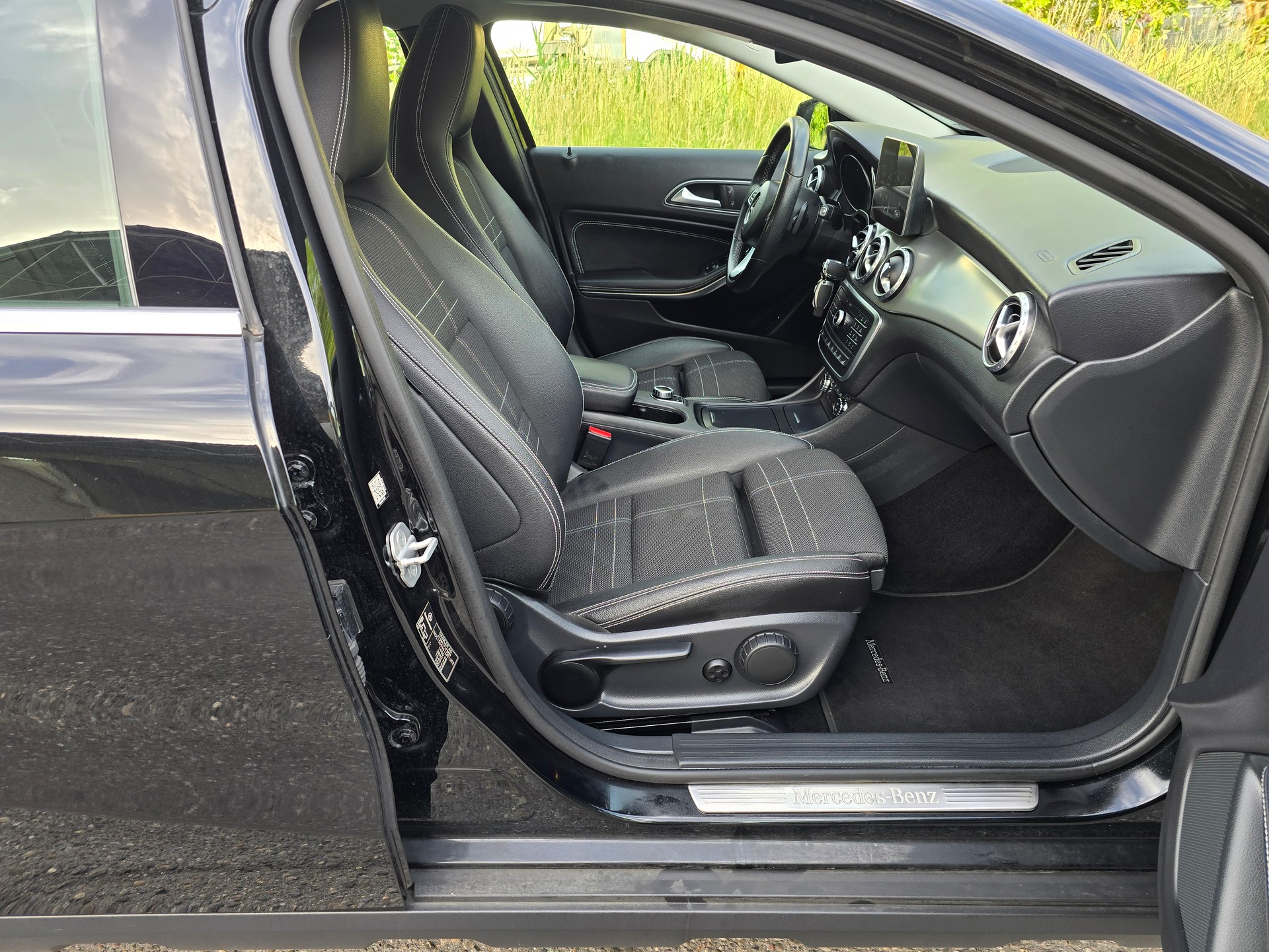 MERCEDES-BENZ GLA 250 Style 4Matic 7G-DCT-image-10