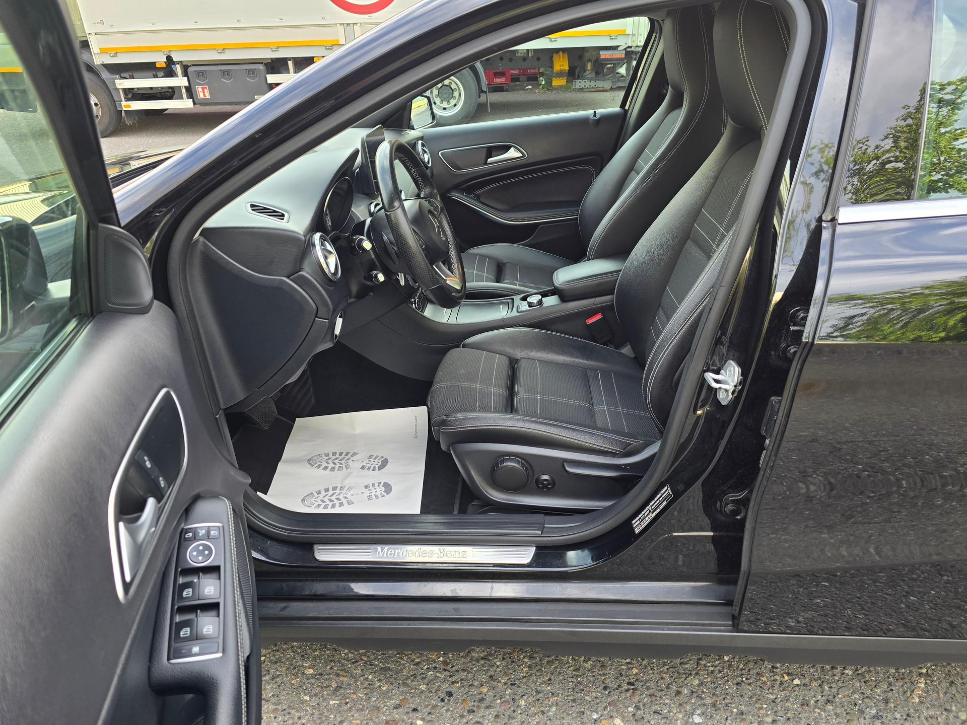 MERCEDES-BENZ GLA 250 Style 4Matic 7G-DCT-image-12