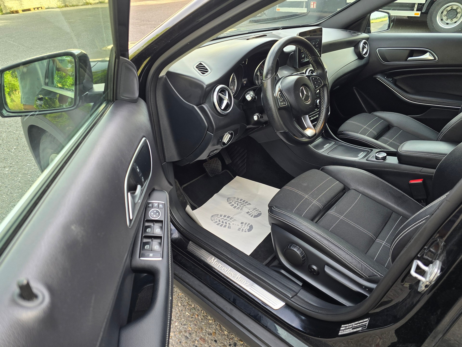 MERCEDES-BENZ GLA 250 Style 4Matic 7G-DCT-image-13