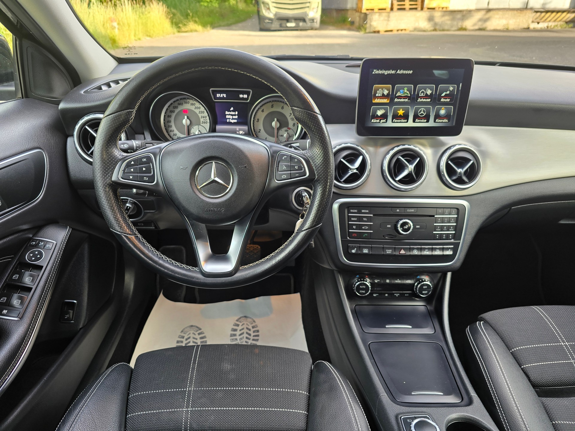 MERCEDES-BENZ GLA 250 Style 4Matic 7G-DCT-image-16