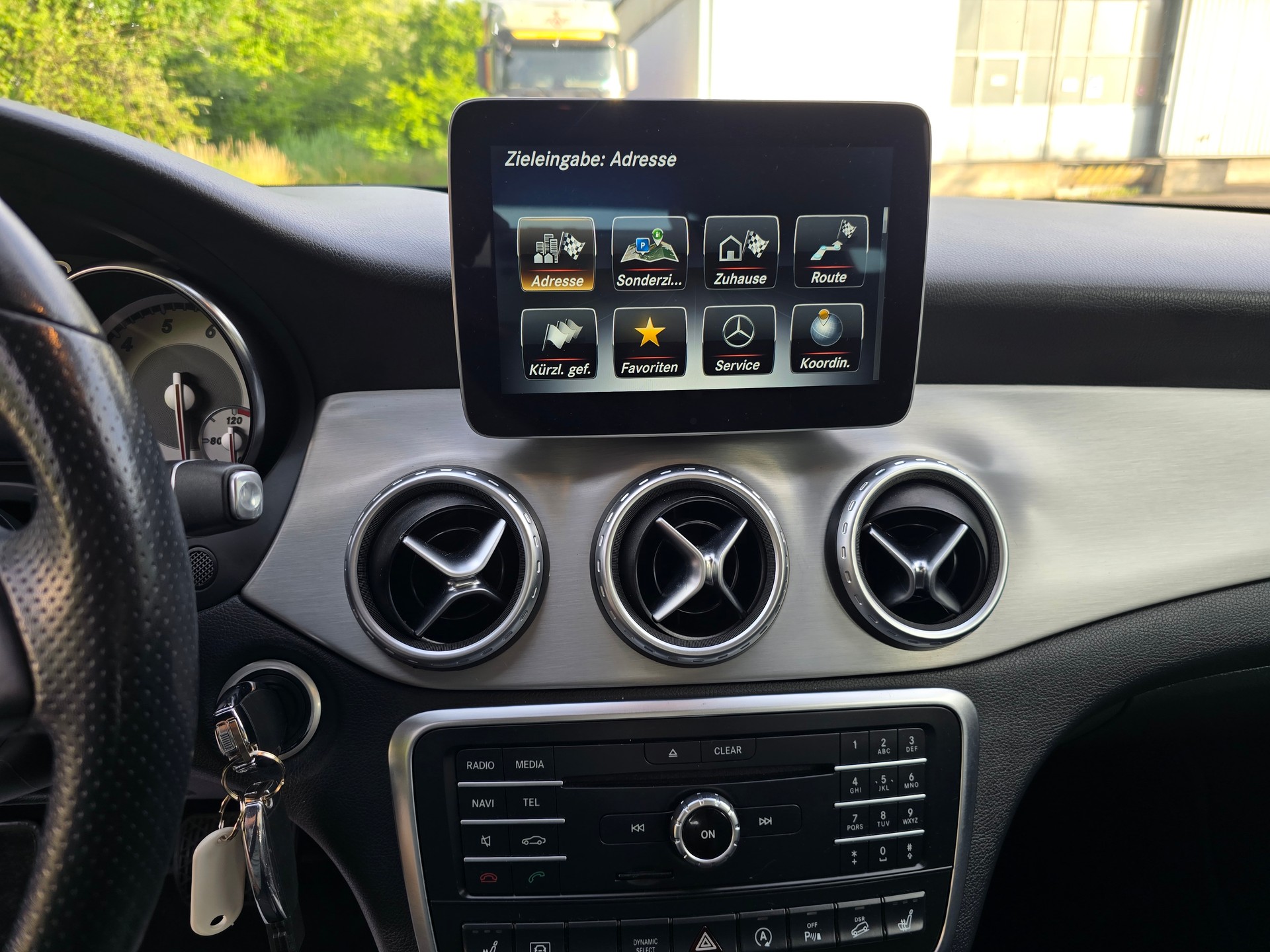 MERCEDES-BENZ GLA 250 Style 4Matic 7G-DCT-image-21