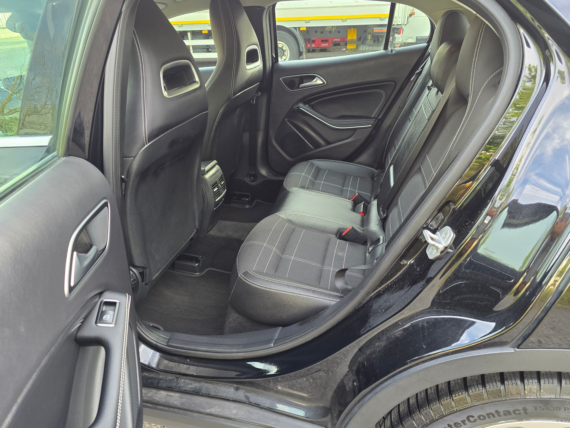 MERCEDES-BENZ GLA 250 Style 4Matic 7G-DCT-image-15