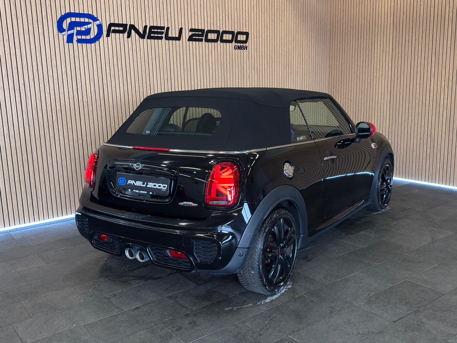 MINI Cooper John Cooper Works Cabriolet Steptronic-image-8