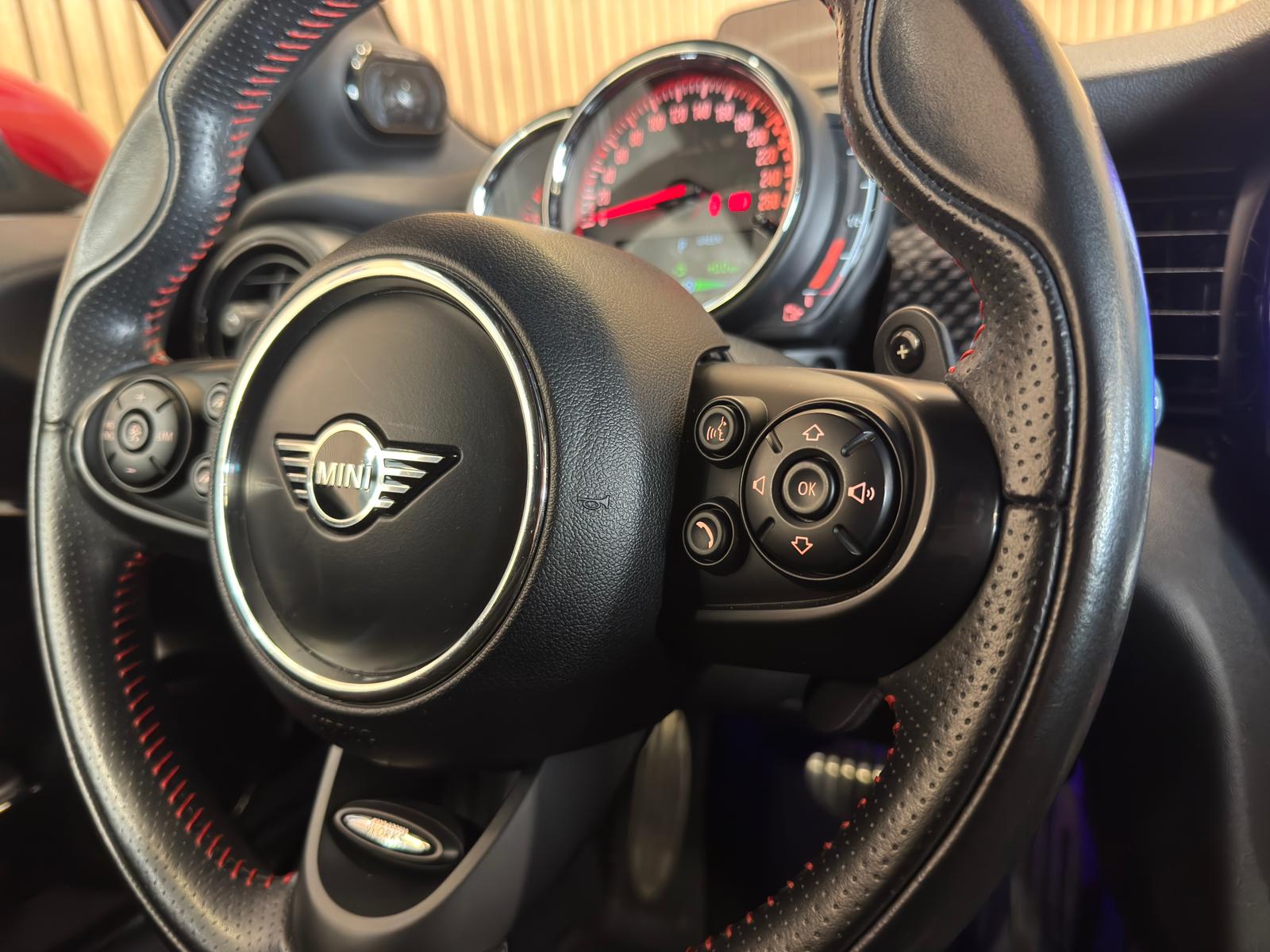MINI Cooper John Cooper Works Cabriolet Steptronic-image-24