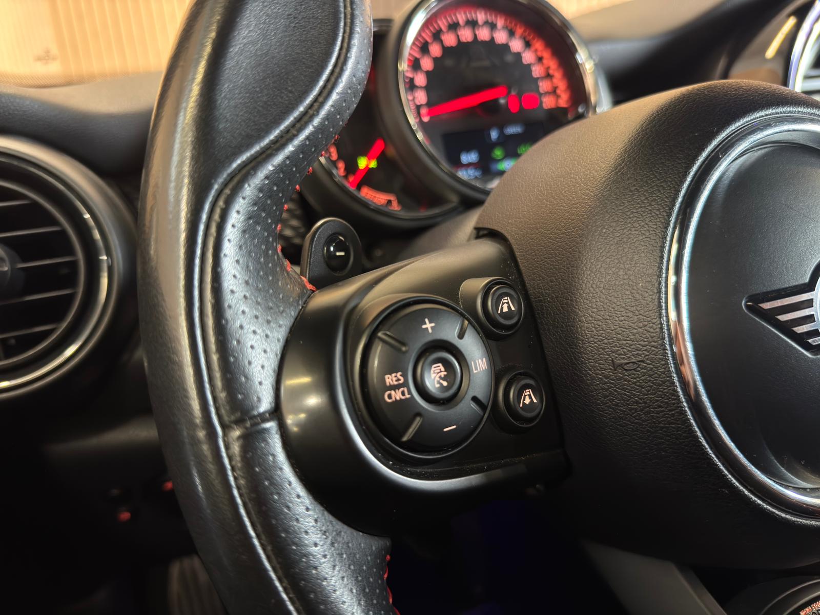 MINI Cooper John Cooper Works Cabriolet Steptronic-image-22