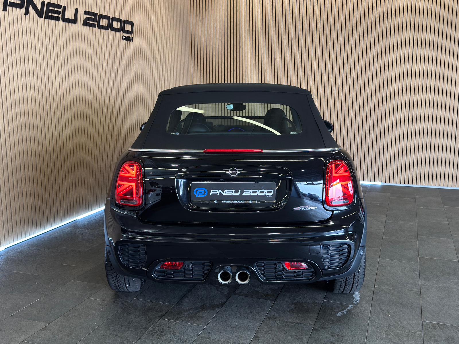 MINI Cooper John Cooper Works Cabriolet Steptronic-image-6