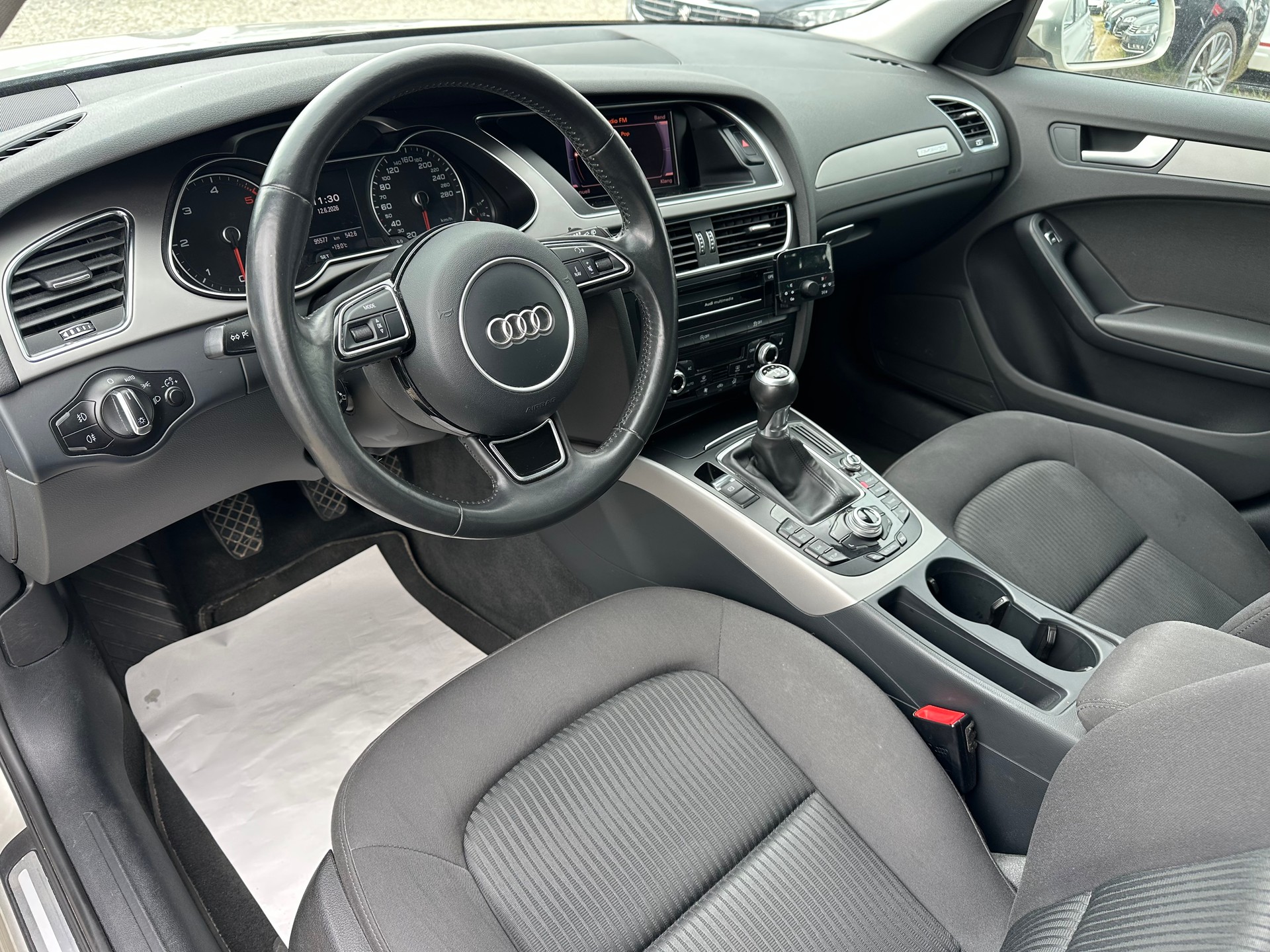 AUDI A4 Avant 2.0 TDI quattro-image-13