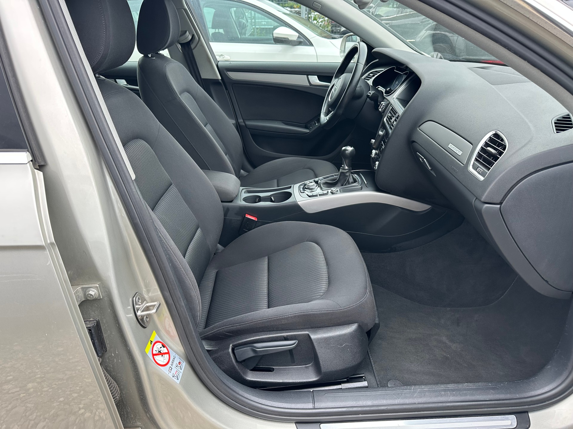 AUDI A4 Avant 2.0 TDI quattro-image-10