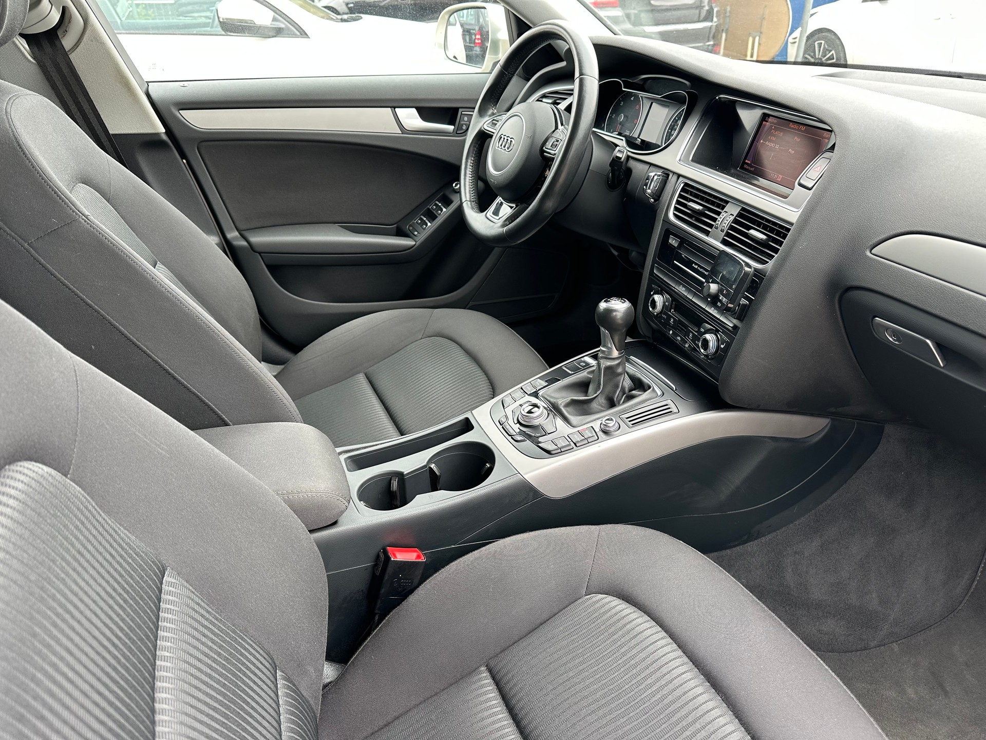 AUDI A4 Avant 2.0 TDI quattro-image-11