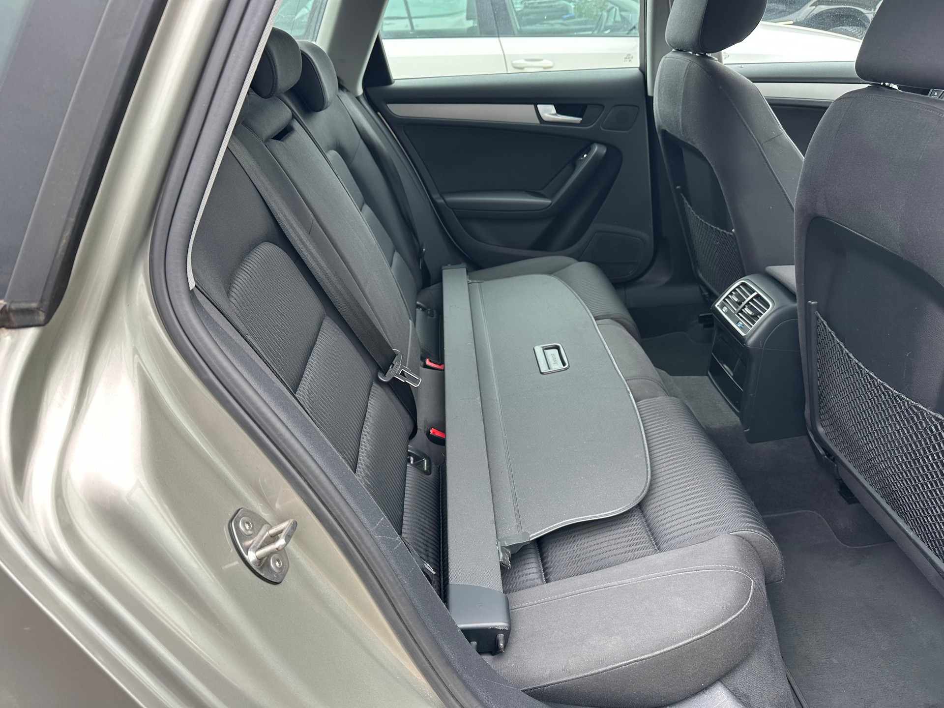 AUDI A4 Avant 2.0 TDI quattro-image-9