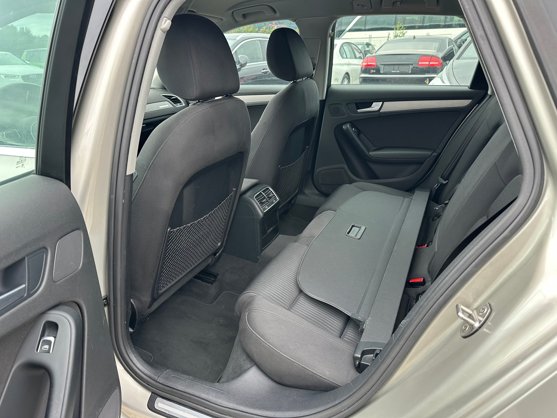 AUDI A4 Avant 2.0 TDI quattro-image-12