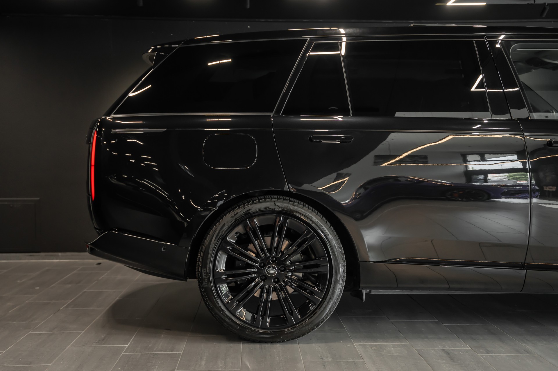 LAND ROVER Range Rover LWB D350 First Edition / Vollausstattung / CH Auto / Kühlbox / Sitz Kühlung & Heizung / Pano-Schiebedach /-image-4