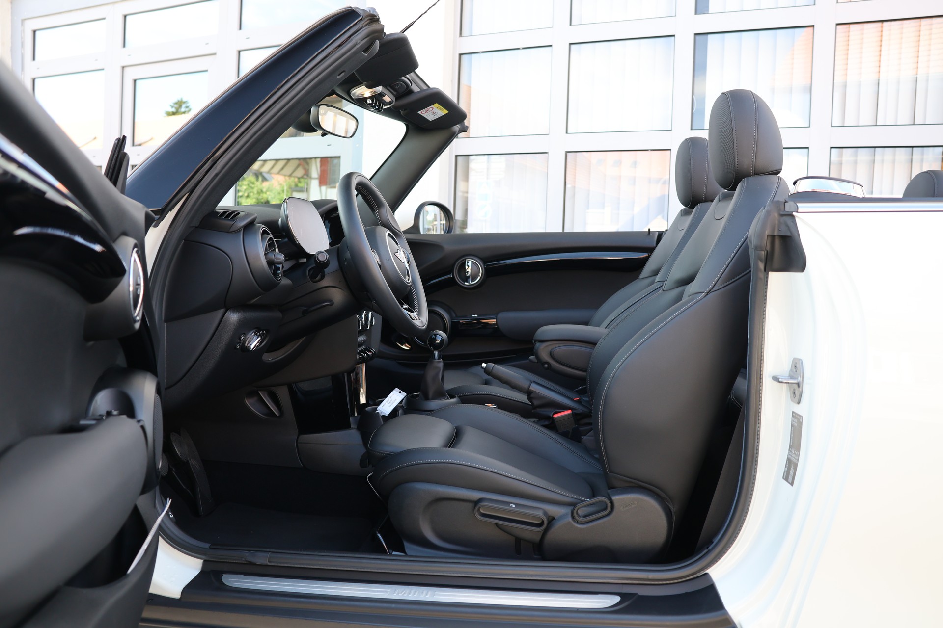 MINI One Cabriolet (CH)-image-11